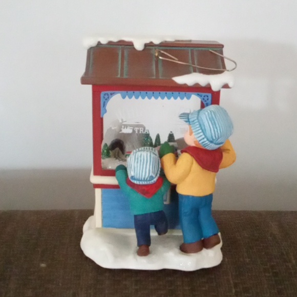 Hallmark Keepsake Ornament Club 2007 Christmas Window - Picture 2 of 8